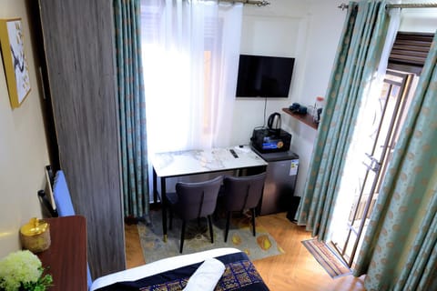 Bed, TV and multimedia, Coffee/tea facilities, Seating area, Dining area, Bedroom, wardrobe