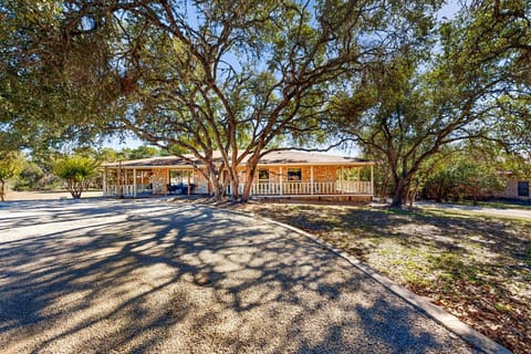 Serene property with two living spaces and large outdoor space - dog-friendly House in Wimberley