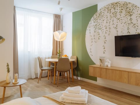 Bed, TV and multimedia, Living room, Seating area, Bedroom, towels