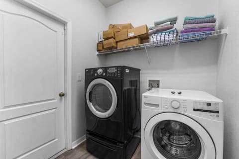 Make memories in this 6 bedroom with private pool House in Four Corners