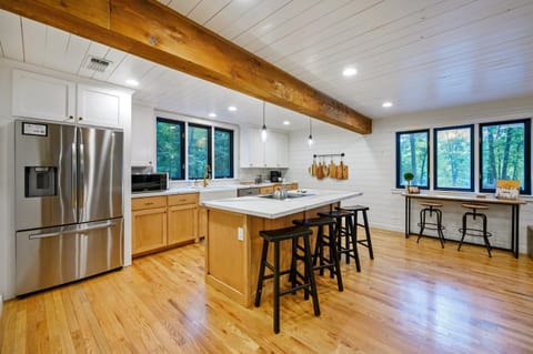 Sleeps 16 - Hot Tub - Playground - Games - Firepit House in Broken Bow