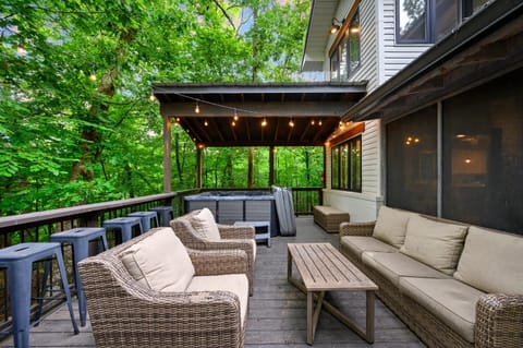 Sleeps 16 - Hot Tub - Playground - Games - Firepit House in Broken Bow