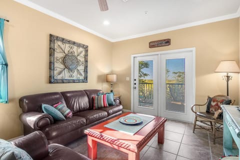 River view condo with a pool, washer/dryer, central AC - snowbirds welcome House in Gruene