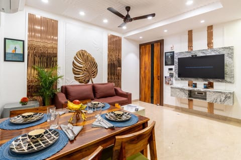TV and multimedia, Living room, Food and drinks, Seating area, Dining area, Evening entertainment