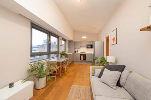Kitchen or kitchenette, Living room, Seating area, Dining area