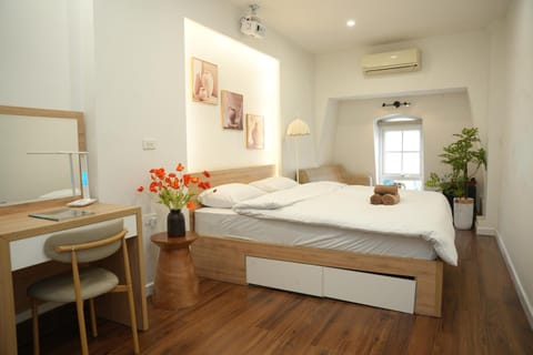 Bed, Photo of the whole room, Seating area, Bedroom, air conditioner