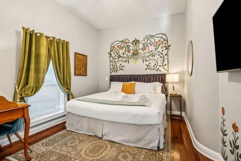 Spacious 5BR 3BA Villa with Private Courtyard and Heated Pool Villa in Warehouse District