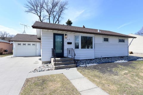 Modern North Fargo Home near the Fargodome House in Moorhead