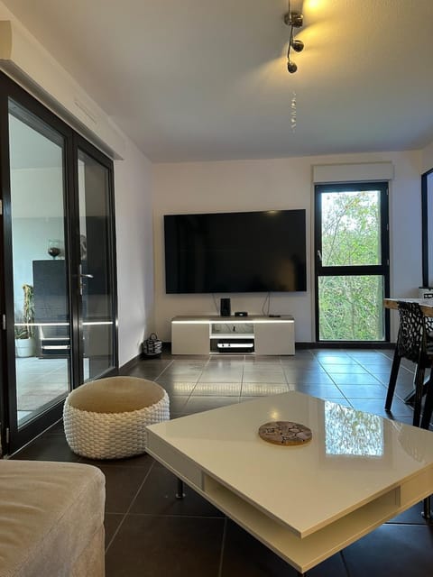 Communal lounge/ TV room, TV and multimedia, Living room, Seating area