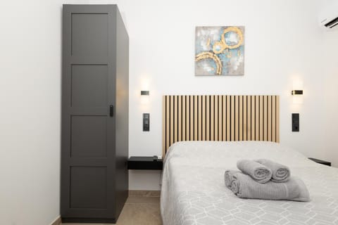 Bed, Bedroom, towels, wardrobe
