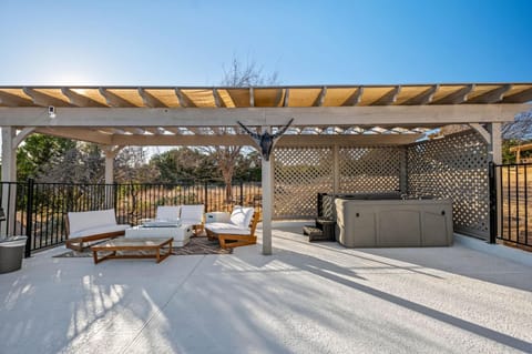 Hot Tub, Seating area