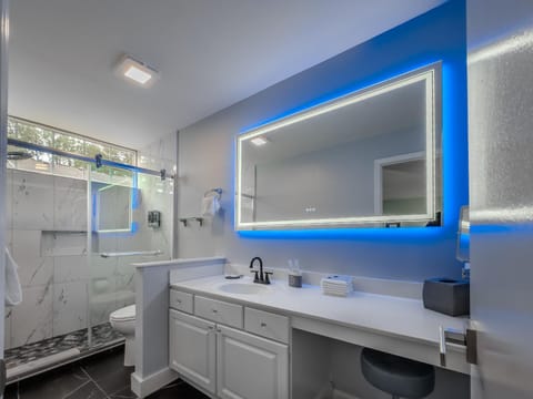 Fully Remodeled 3BR for 8! South Bay East Unit H House in Garden City