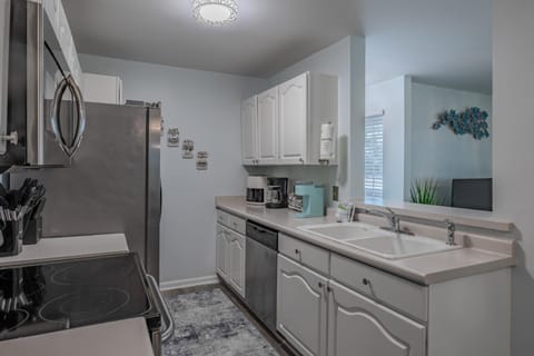 Fully Remodeled 3BR for 8! South Bay East Unit H House in Garden City