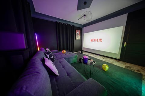 TV and multimedia, Living room, Evening entertainment