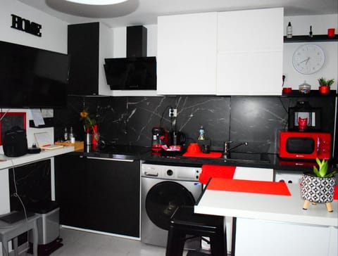 Coffee/tea facilities, Kitchen or kitchenette, Dining area, internet, microwave, stove