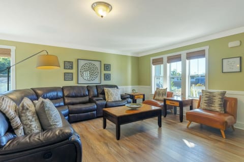 Emerald Oasis – Stylish Lakeshore Haven with Hot Tub & Fire Pit House in Saugatuck