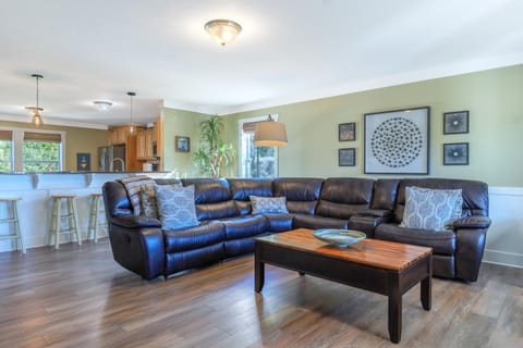 Emerald Oasis – Stylish Lakeshore Haven with Hot Tub & Fire Pit House in Saugatuck