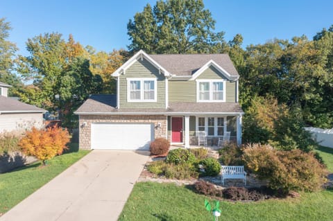 Emerald Oasis – Stylish Lakeshore Haven with Hot Tub & Fire Pit House in Saugatuck