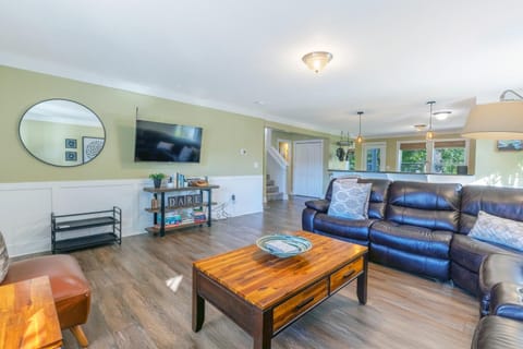 Emerald Oasis – Stylish Lakeshore Haven with Hot Tub & Fire Pit House in Saugatuck