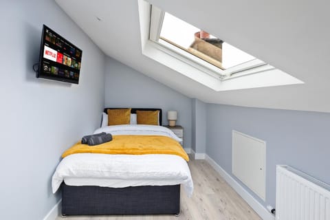 Bed, TV and multimedia, Bedroom, wardrobe