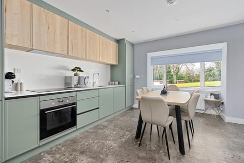 Coffee/tea facilities, Kitchen or kitchenette, Dining area, Communal kitchen, dishwasher, microwave, oven, stove, toaster, kitchen