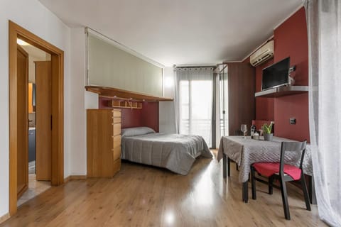 Bed, Photo of the whole room, Dining area, Bedroom