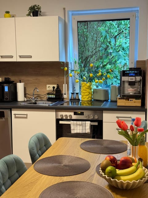 Coffee/tea facilities, Kitchen or kitchenette, Dining area, stove, toaster