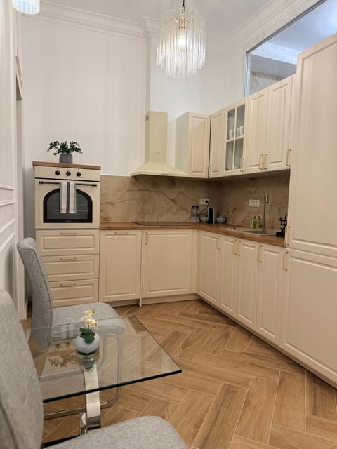 Kitchen or kitchenette, Seating area, dishwasher, oven, washing machine