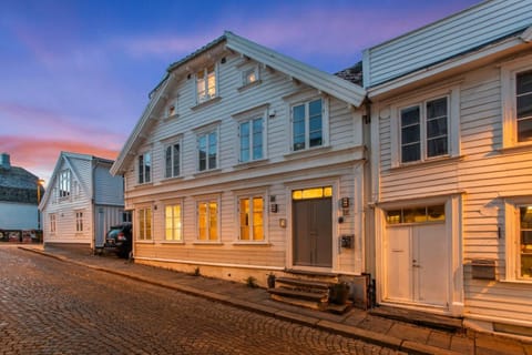 Neighbourhood, Street view, Location, Parking