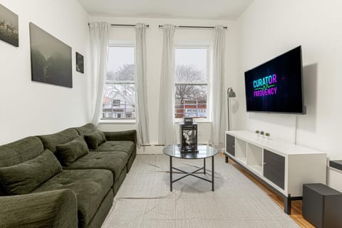 Communal lounge/ TV room, TV and multimedia, Living room, Seating area, Evening entertainment