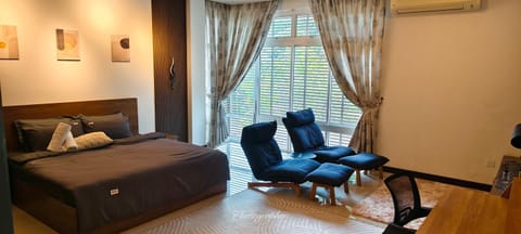Bed, Living room, Photo of the whole room, Seating area, Bedroom, air conditioner