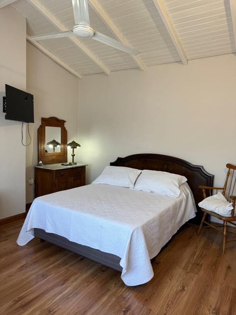 Bed, TV and multimedia, Photo of the whole room, Bedroom, fireplace