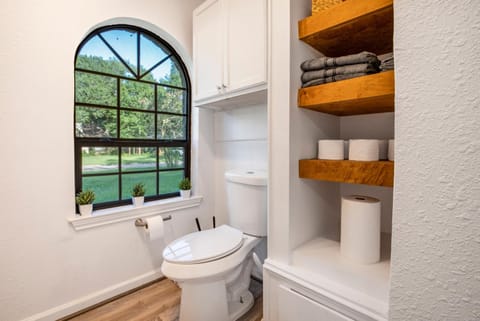 Kemah Boardwalk Retreat Sleeps 7 King Bed House in Alvin