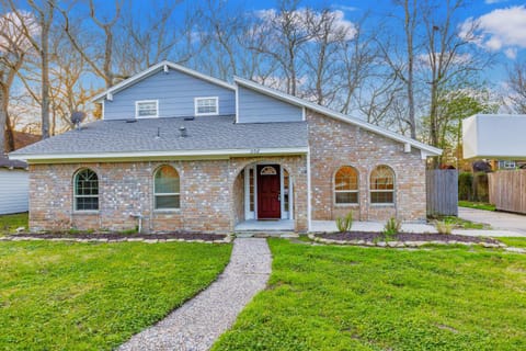 Kemah Boardwalk Retreat Sleeps 7 King Bed House in Alvin