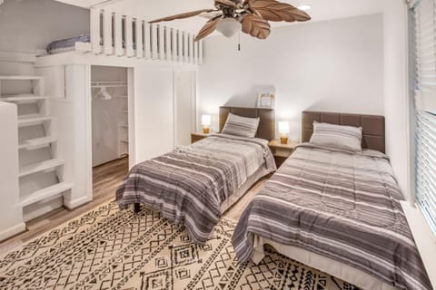 Kemah Boardwalk Retreat Sleeps 7 King Bed House in Alvin