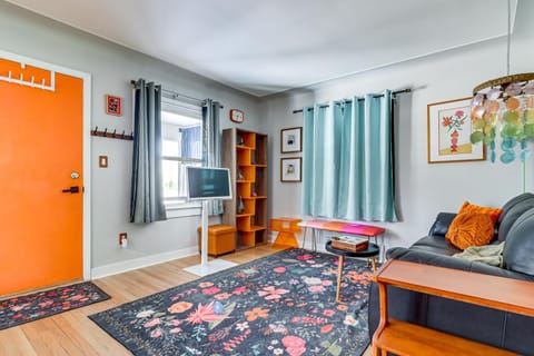 Families Welcome! Colorful Berkley Home with Yard House in Berkley