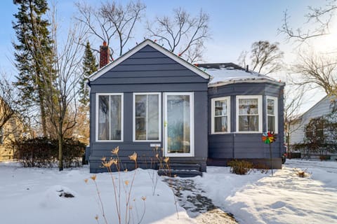 Families Welcome! Colorful Berkley Home with Yard House in Berkley