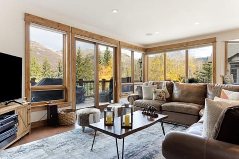 Deerpath Haus - Game Room, 2 Living Rooms, Private Hot Tub & more! House in Vail