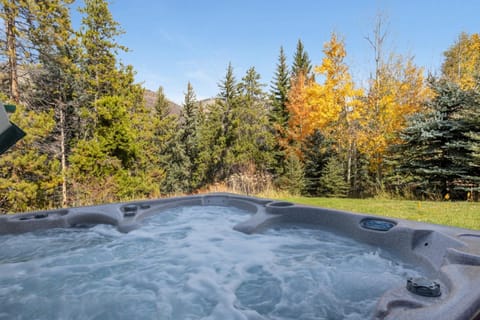 Deerpath Haus - Game Room, 2 Living Rooms, Private Hot Tub & more! House in Vail