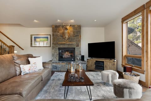 Deerpath Haus - Game Room, 2 Living Rooms, Private Hot Tub & more! House in Vail