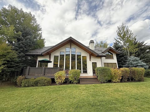 Moraine Villa Vail - Perfection for Large Groups, Hot Tub, Mountain Views House in Vail