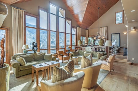Moraine Villa Vail - Perfection for Large Groups, Hot Tub, Mountain Views House in Vail
