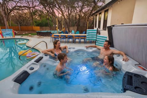 The Pickleball Paradise - Pool - Hot Tub - Nerf Wall House in San Antonio