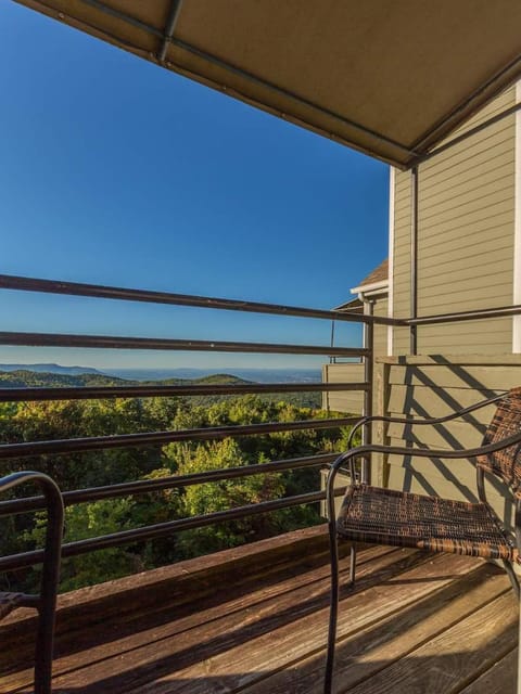 Cozy Chalet Pool & Hot Tub Mountain Views Apartment in Gatlinburg