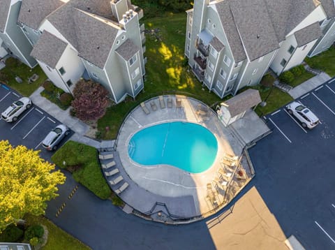 Cozy Chalet Pool & Hot Tub Mountain Views Apartment in Gatlinburg