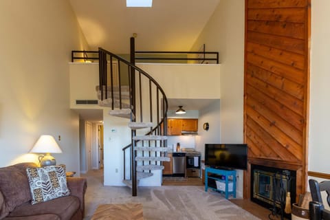 Cozy Chalet Pool & Hot Tub Mountain Views Apartment in Gatlinburg