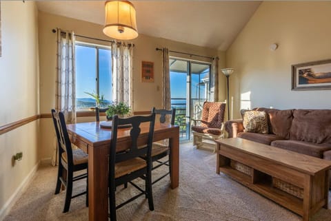 Cozy Chalet Pool & Hot Tub Mountain Views Apartment in Gatlinburg