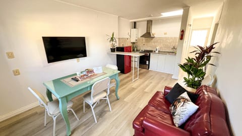 TV and multimedia, Living room, Seating area, pet friendly, air conditioner