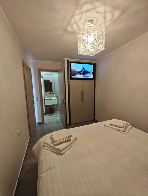 Bed, TV and multimedia, Bedroom