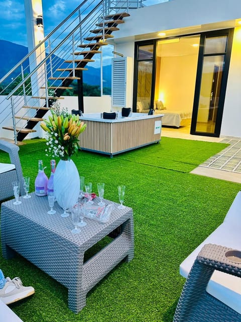 Garden, Hot Tub, Balcony/Terrace